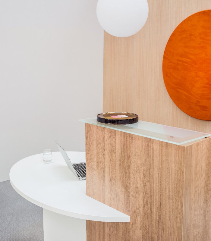 Recepcijski pult i lounge stolice Plan2B